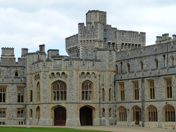 Where can tourists find low-cost guided tours of the historic sites in Windsor?